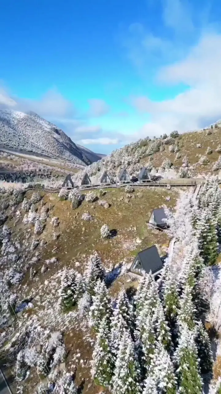 فیلم طبیعت دیدنی قرقیزستان با سرسبزی و برف کنار هم