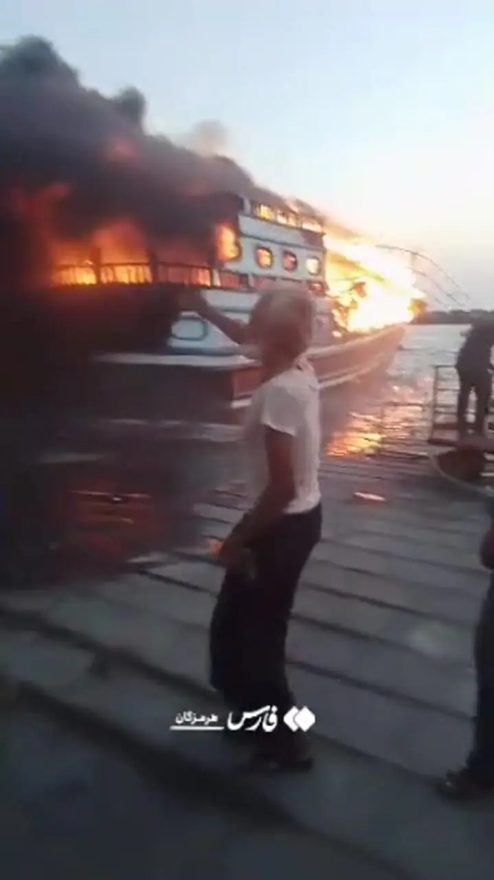 فیلم آتش‌سوزی در اسکلۀ بندر چارک / لنج باری طعمه شعله‌ها شد