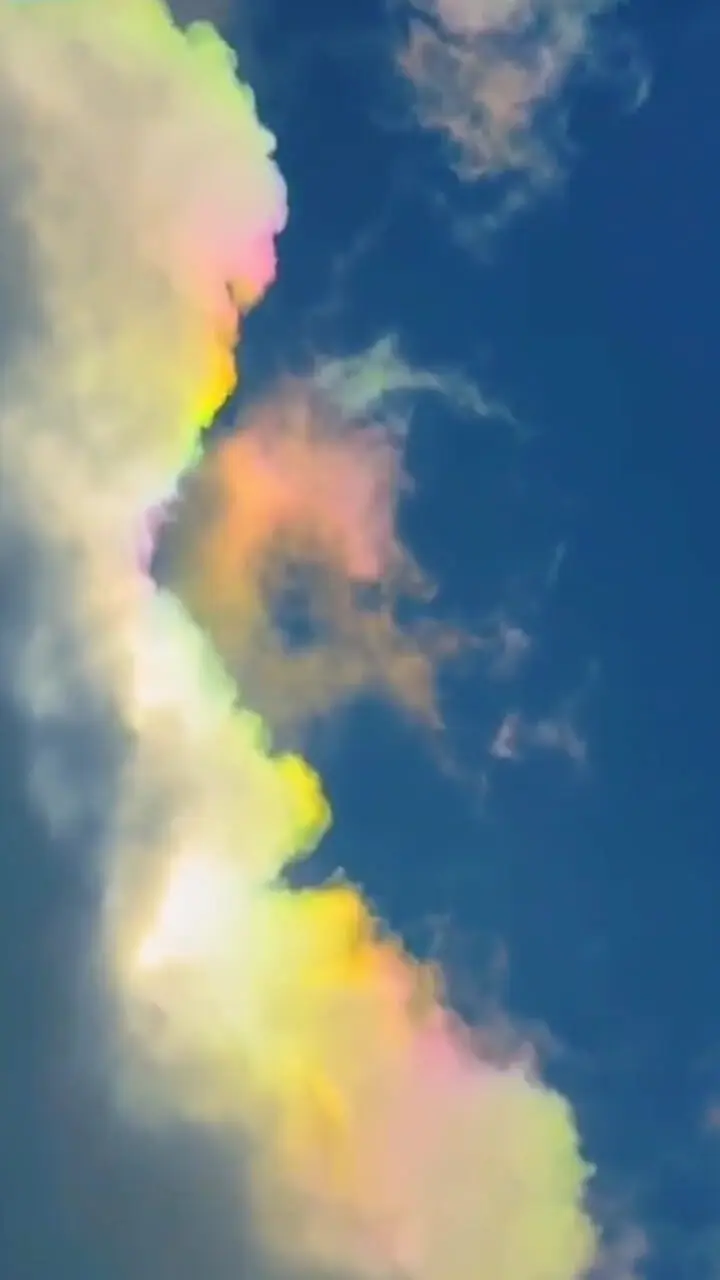 ببینید / ابرهای رنگارنگ غیرمعمولی بر فراز یون‌ نان چین 