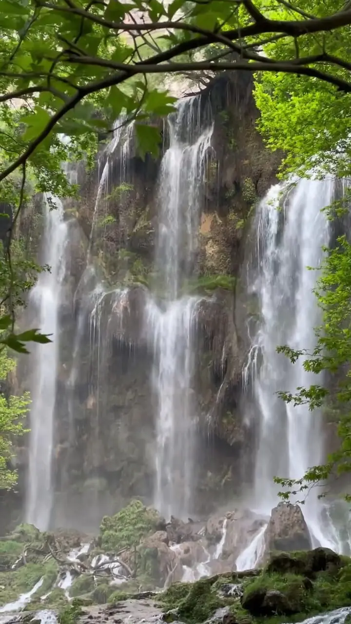 فیلم منظره دیدنی آبشار مرتفع زردلیمه