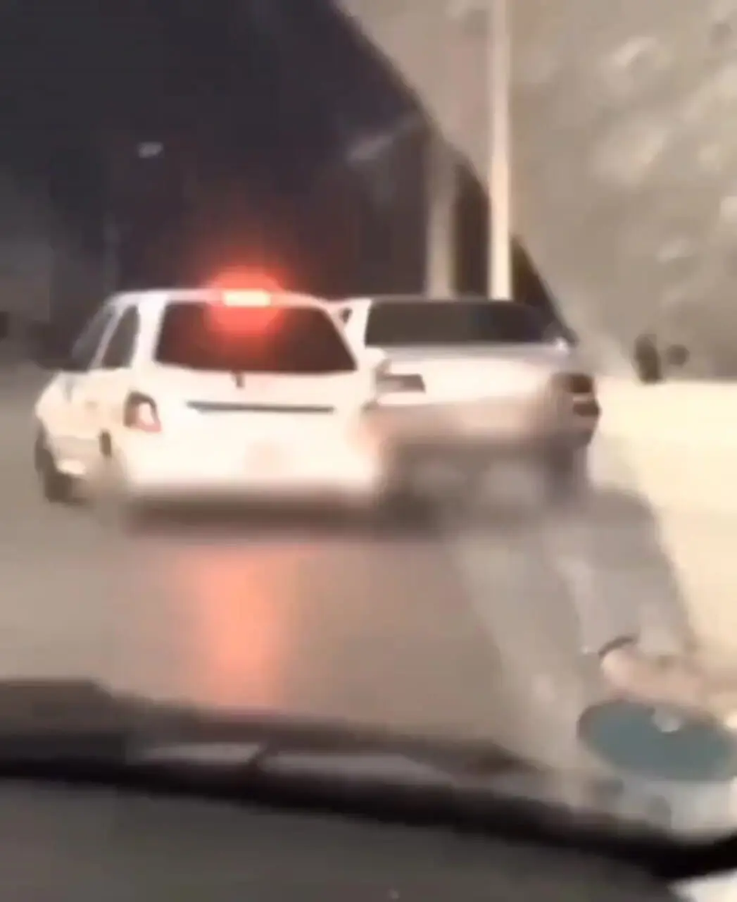 فیلم درگیری خطرناک دو خودرو با قمه در سیرجان!!