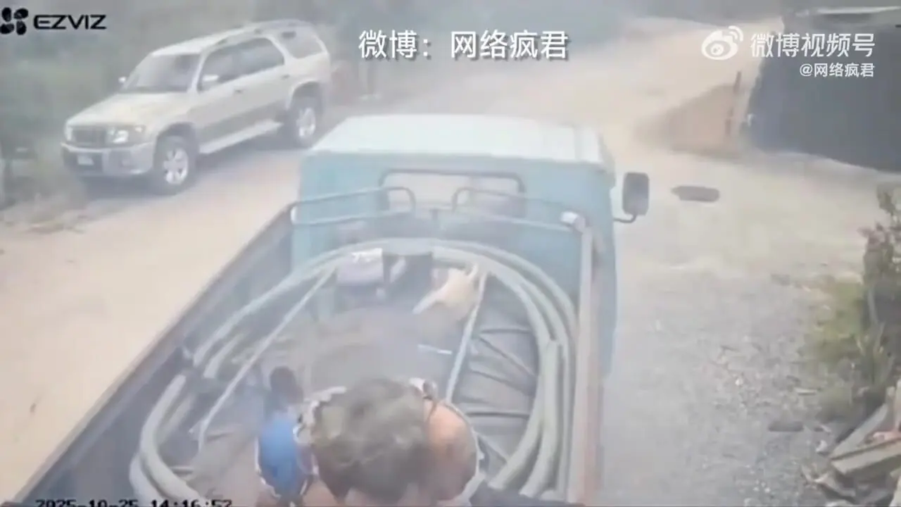 فیلم لحظه انفجار کامیون مکنده فاضلاب روی مرد