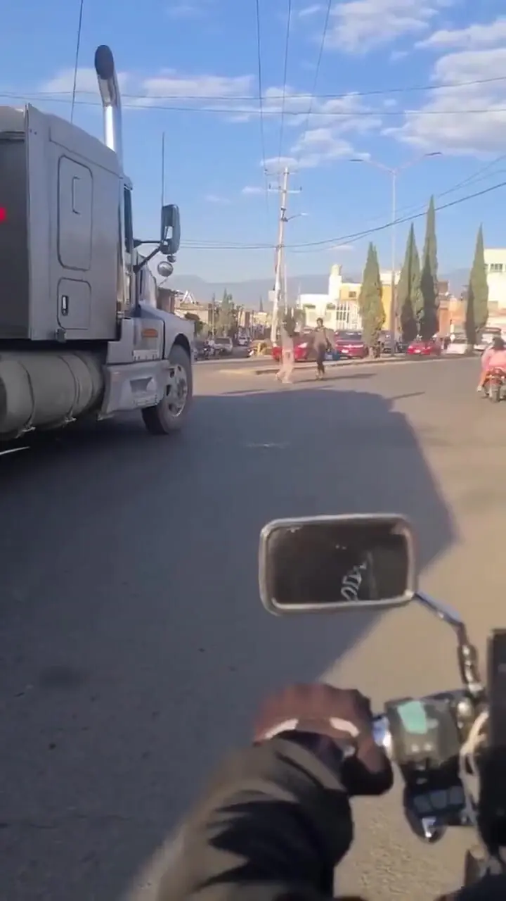 فیلم صحنه خطرناک درگیری با مایع آتش‌زا در خیابان