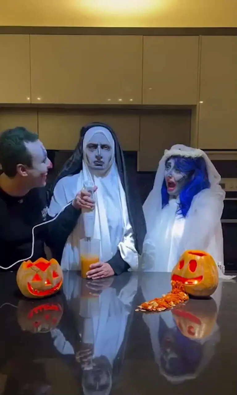 فیلم شب هالووینی فاطمه گودرزی در این سن و سال /  خلاقیت خانم بازیگر و عروس و پسرش که همه را به ذوق آورد ...