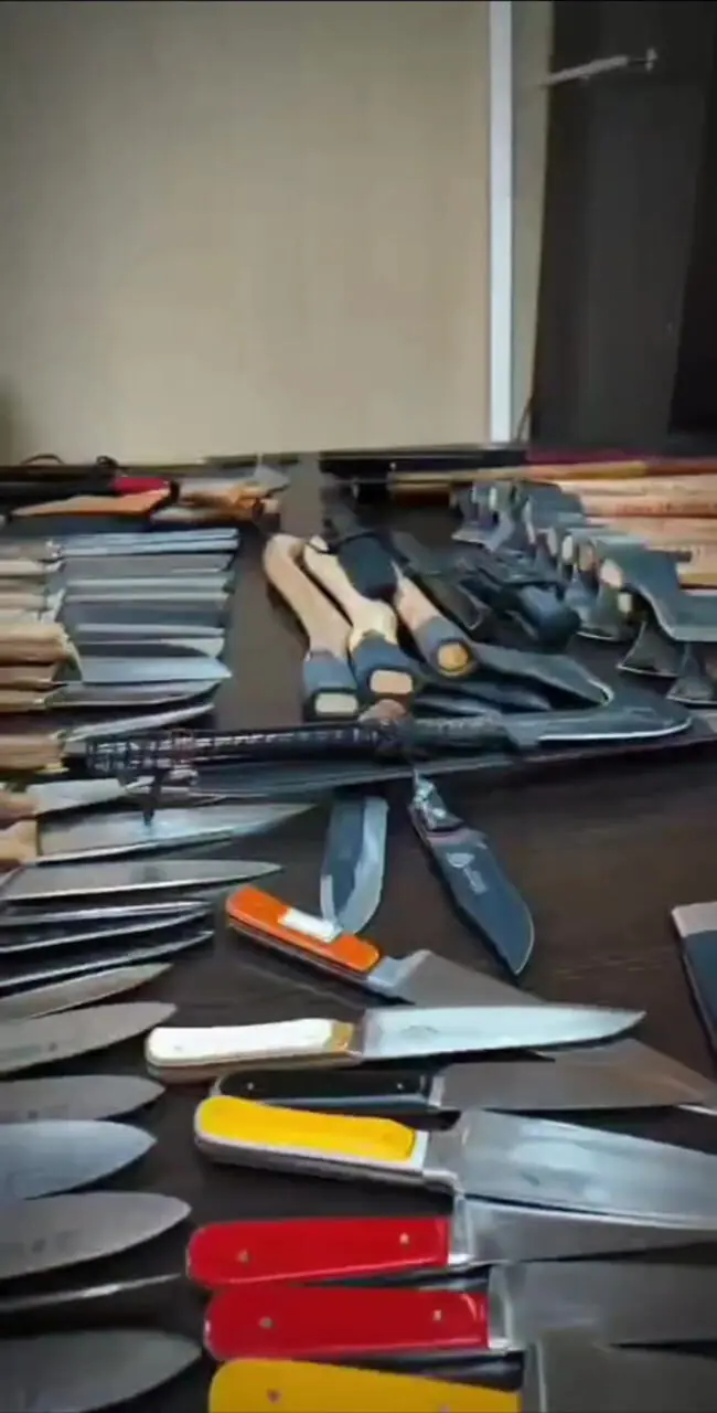 کشف کارگاه تولید سلاح سرد با 511 قبضه قمه و چاقو در شهرستان قدس