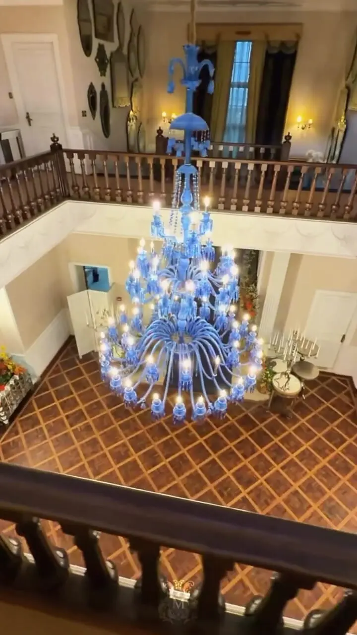 فیلم /رونمایی از  چیدمان تالار عروسی شاهانه و مجلل آرام جعفری و بابک انصاری / همه چی باشکوه از میزهای میهمانان تا لوسترها از سقف پارچه ای و ....