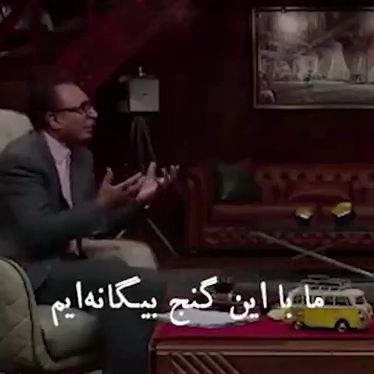 فیلم/  یادی کنیم از شعرخوانی دلنشین دکتر اسماعیل آذر از حضرت حافظ؛ «سال‌ها دل طلب جام جم از ما می‌کرد / وان چه خود داشت ز بیگانه تمنا می‌کرد»