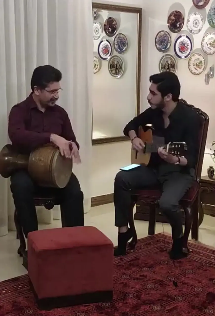 فیلم/ کلکسیون آلات موسیقی در منزل هنری امیرحسین مدرس، ایناروس سریال یوسف پیامبر/ از سه تار و تنبک تا گیتار و.../ نگم براتون از دکوراسیون جذاب خونه اش