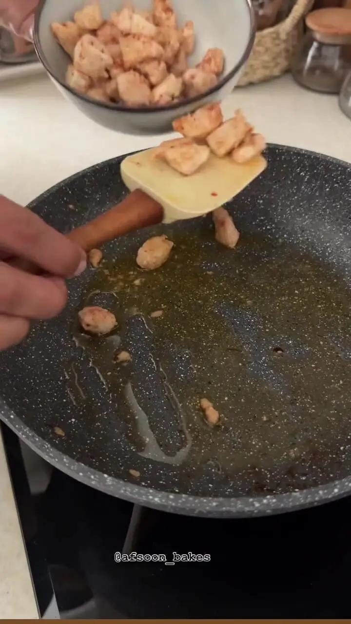 سیب زمینی و مرغ پنیری یک ناهار راحت برای کارمندها