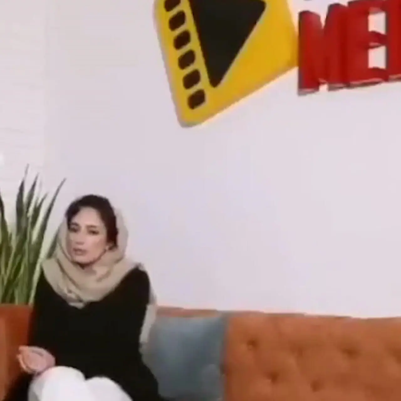 فیلم / نگار جواهریان: بچگی سختی داشتم .../  قبل از تولدم همه فکر می کردن ... /  دبستان بودم مادرم سرطان سختی گرفت و من ....