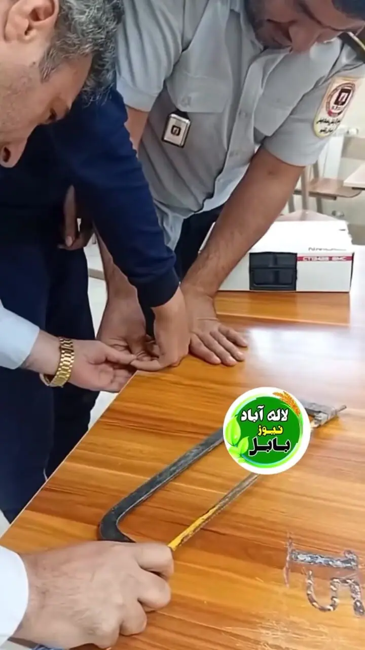 عملیات رهاسازی دست دانش آموز بابلی از نیمکت + فیلم