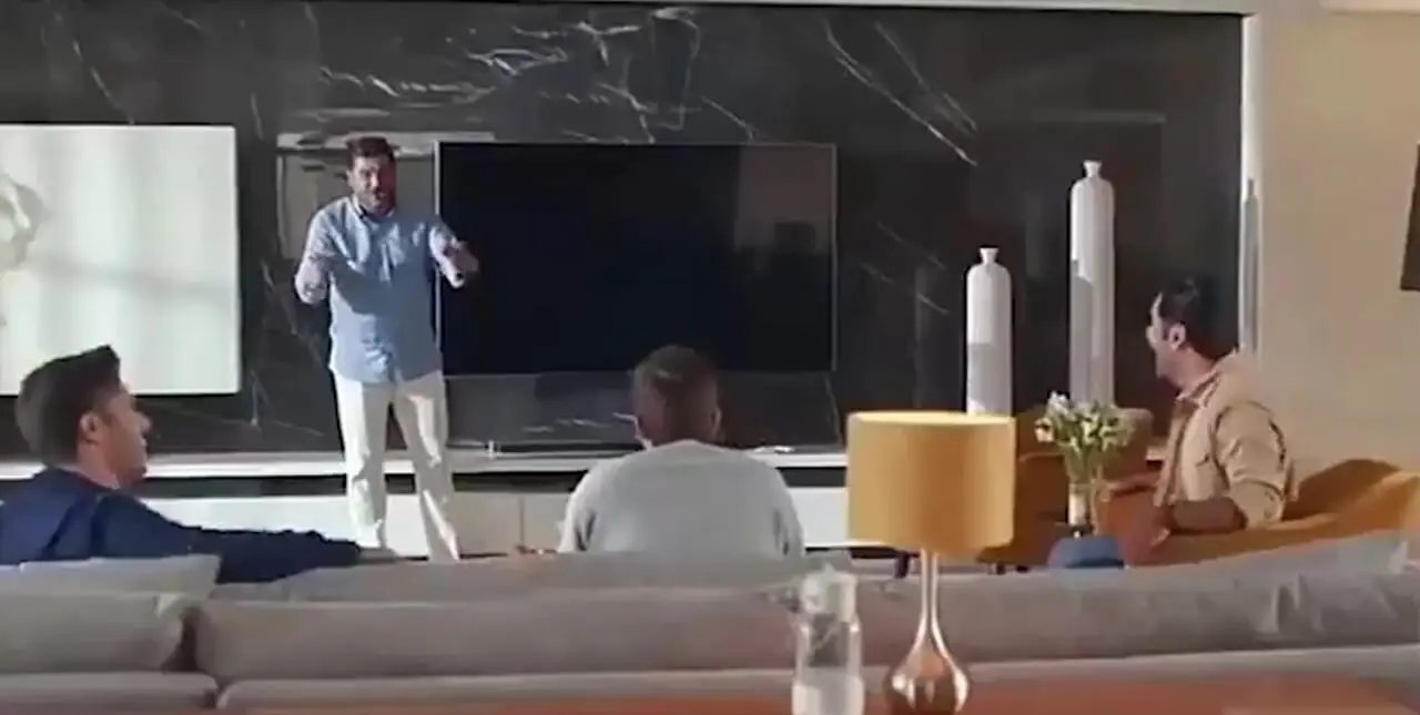 دکوراسیون شاه پسند ویلای سام درخشانی بازیگر سریال آوای باران/ پیانو، میز بیلیارد، مبلمان چرم چستر، آباژور، اکسنت وال و...