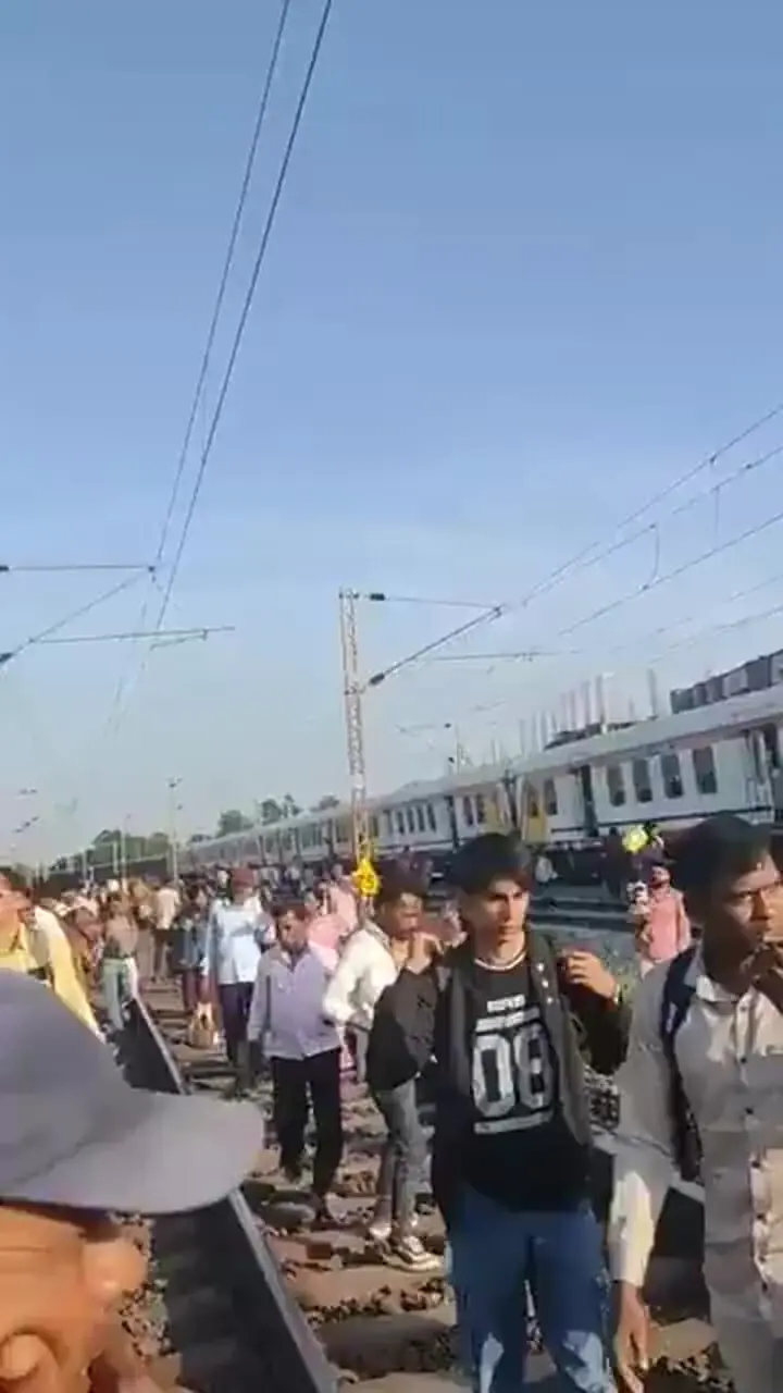 فیلم برخورد شدید یک قطار مسافربری با یک قطار باری در هند