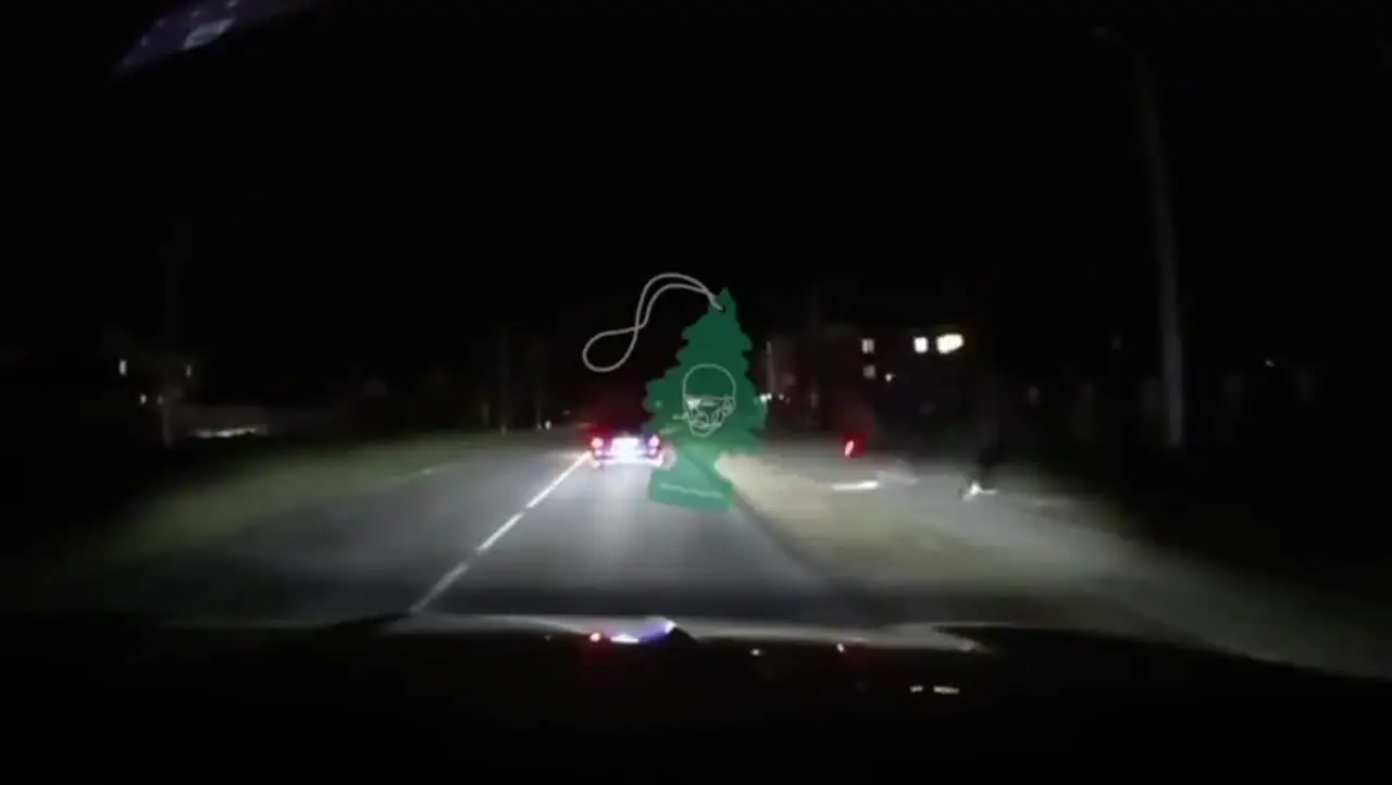 فیلم برخورد شدید موتورسوار با عابر پیاده کنار جاده