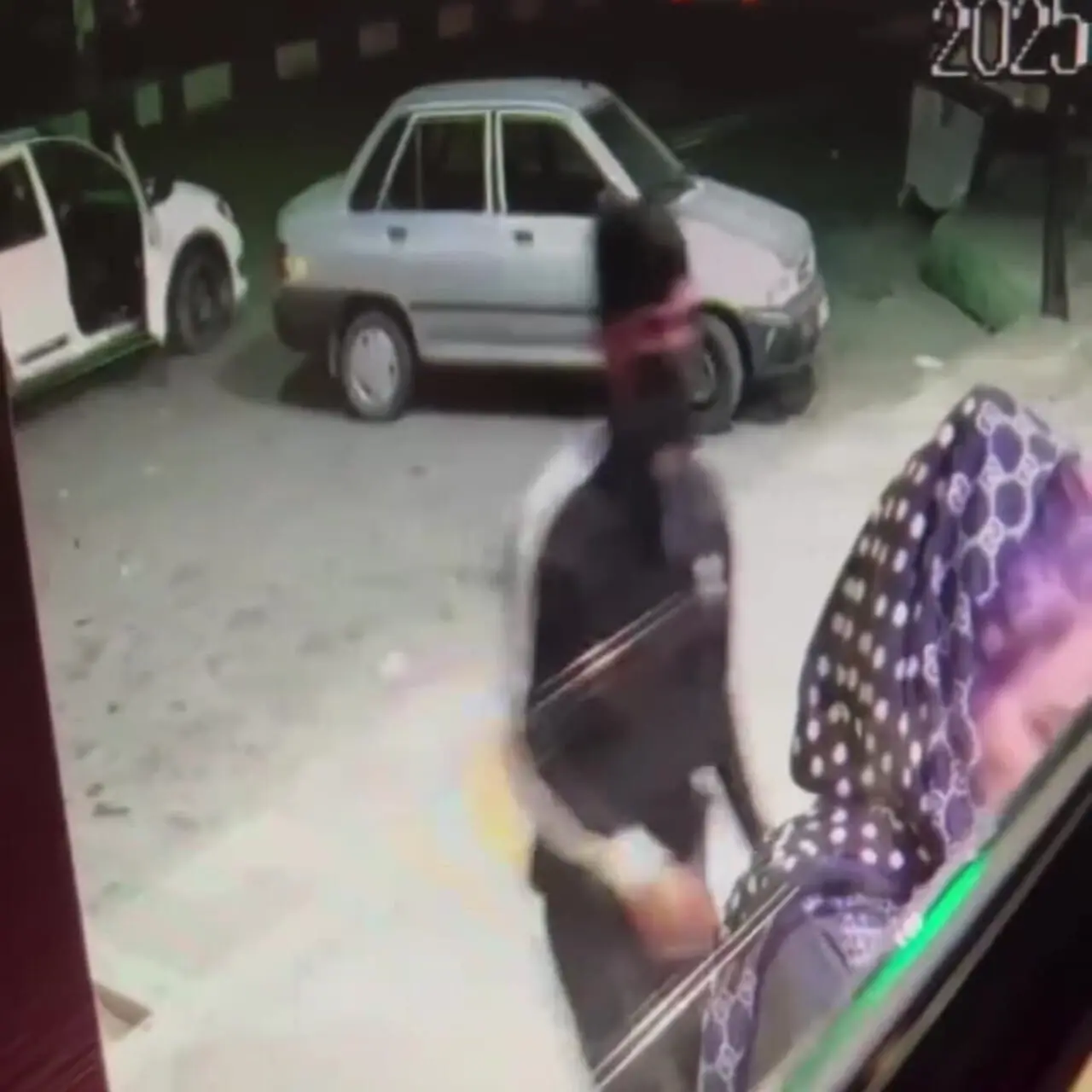 فیلم سرقت برقآسای موبایل دختر جوان مقابل عابربانک / سارق با خودرو پا به فرار گذاشت