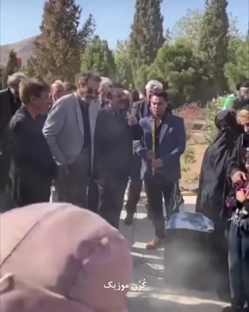 فیلم آواز خواندن علیرضا افتخاری در مراسم خاکسپاری مادرش