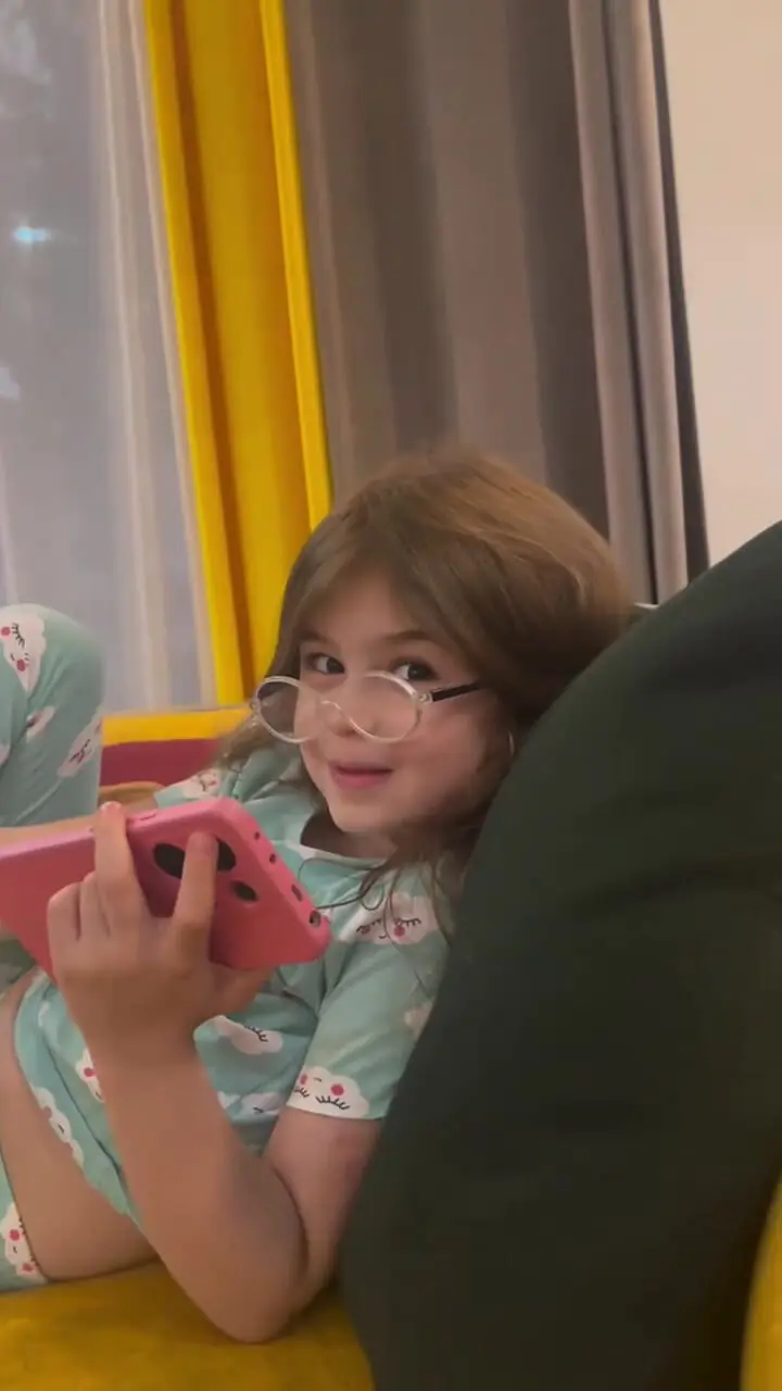 ذوق نیوشا ضیغمی از اینکه دخترش کارتون نوستالژی قصه های تا به تا رو نگاه میکنه