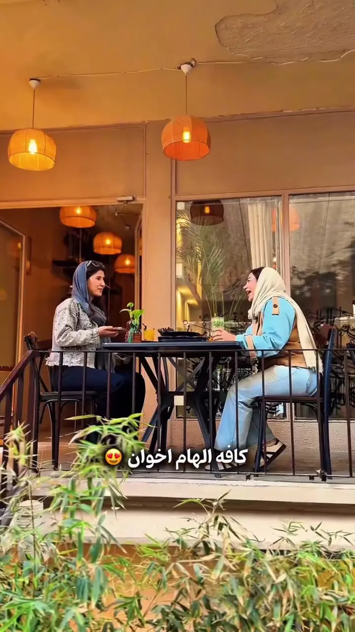 نگاهی به دکوراسیون پاییزی کافه دوبلکس الهام اخوان در مرکز شهر با حیاط و بالکن دنج کتابخونه چراغ نفتی دکوری مجسمه های اگزجره و