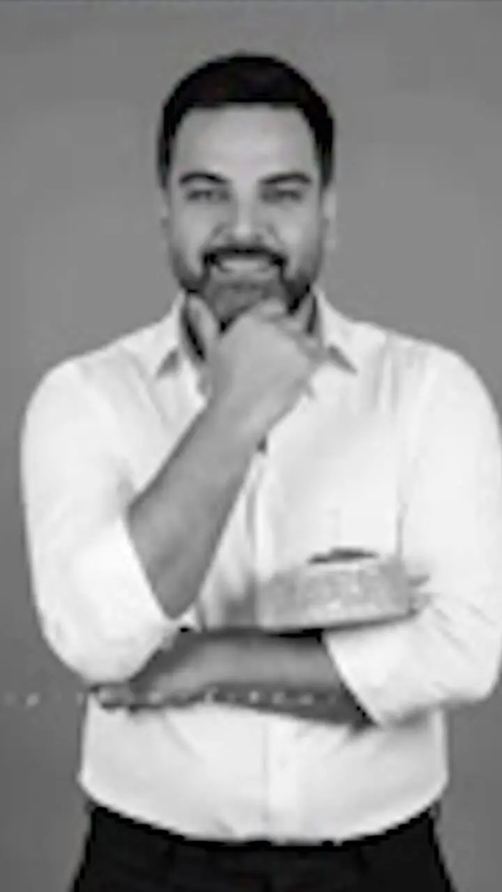 فیلم/ جشن تولد باشکوه و شاهانه 43 سالگی احسان علیخانی با تیپ و استایل‌های ایرانی پسند/حرف پشت سرشون زیاده ولی آبانی‌ها رو همه دوست دارند