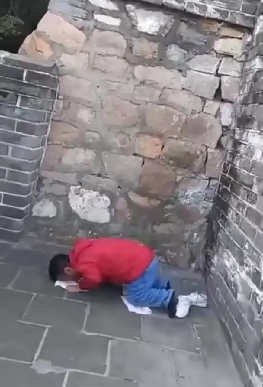 فیلم / وایرال شدن  نماز خواندن بازیگر سریال ستایش روی دیوار چین ... / امید علیمردانی همه را مبهوت کرد ...