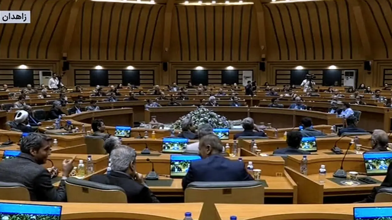 فیلم / واکنش وزیر علوم به شعرخوانی در وصف او: فرهنگ جلسات را باید تغییر دهیم / روز اول گفتم نامه‌ با عنوان مقام عالی وزارت را نمی‌پذیرم