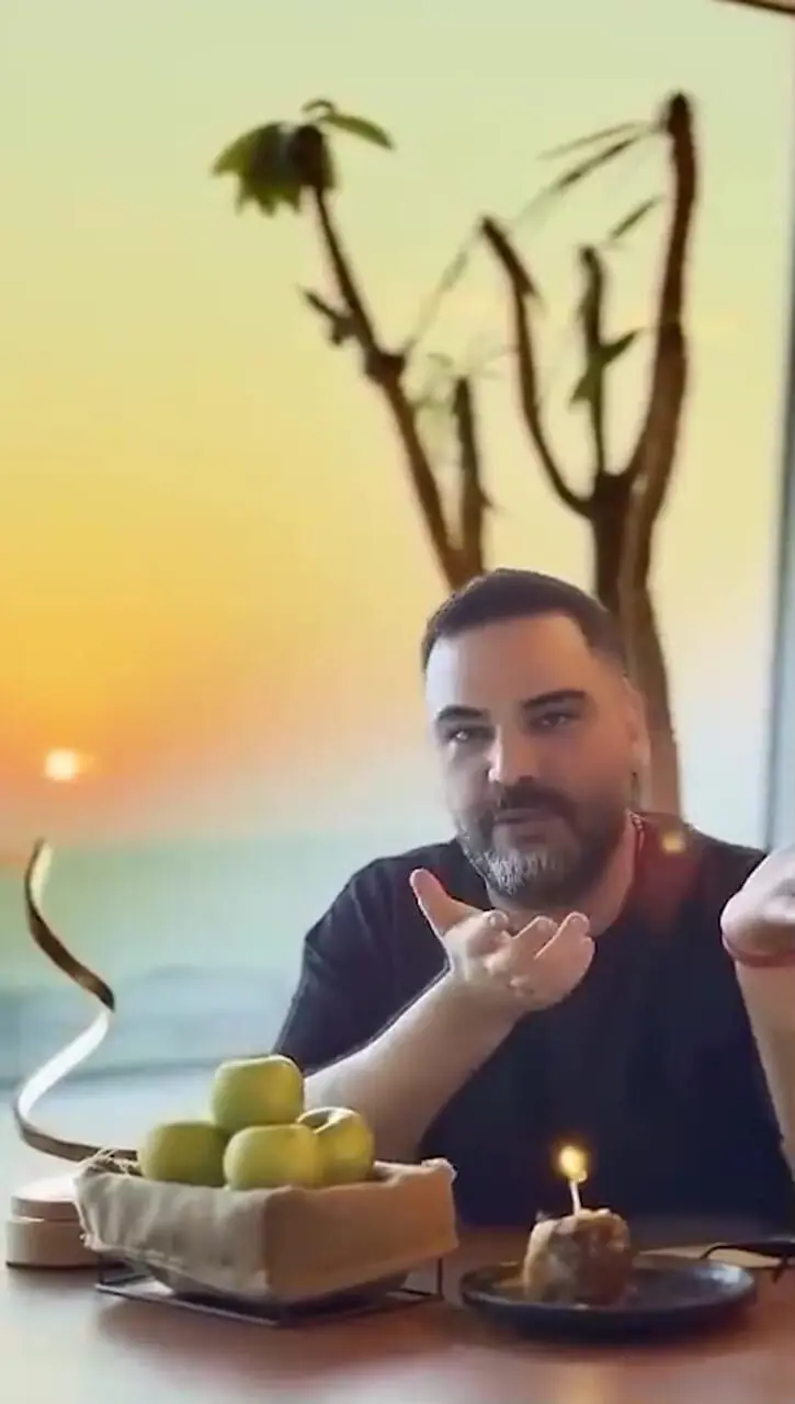 صمیمت و مهربانی در جشن تولد 43 سالگی احسان علیخانی: قطعا تو این وضعیت به دنیا اومدن آدمی مثل من مهم نیست...