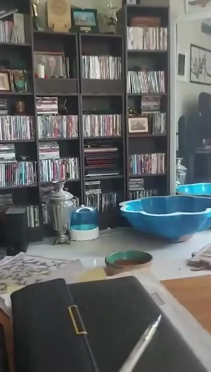 فیلم /  نگاهی به چیدمان کاملا زنانه  خانه مازیار لرستانی که قبلا شهره بود .../  از تابلو فروَهَر، کتابخونه جذاب باحوض آب وسط پذیرایی و ... هنوز سلیقه زنانه اس ...