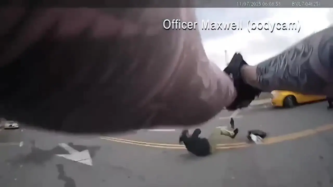 پلیس آمریکا مردی که دستش را به‌سمت آن‌ها نشانه گرفت، کشت