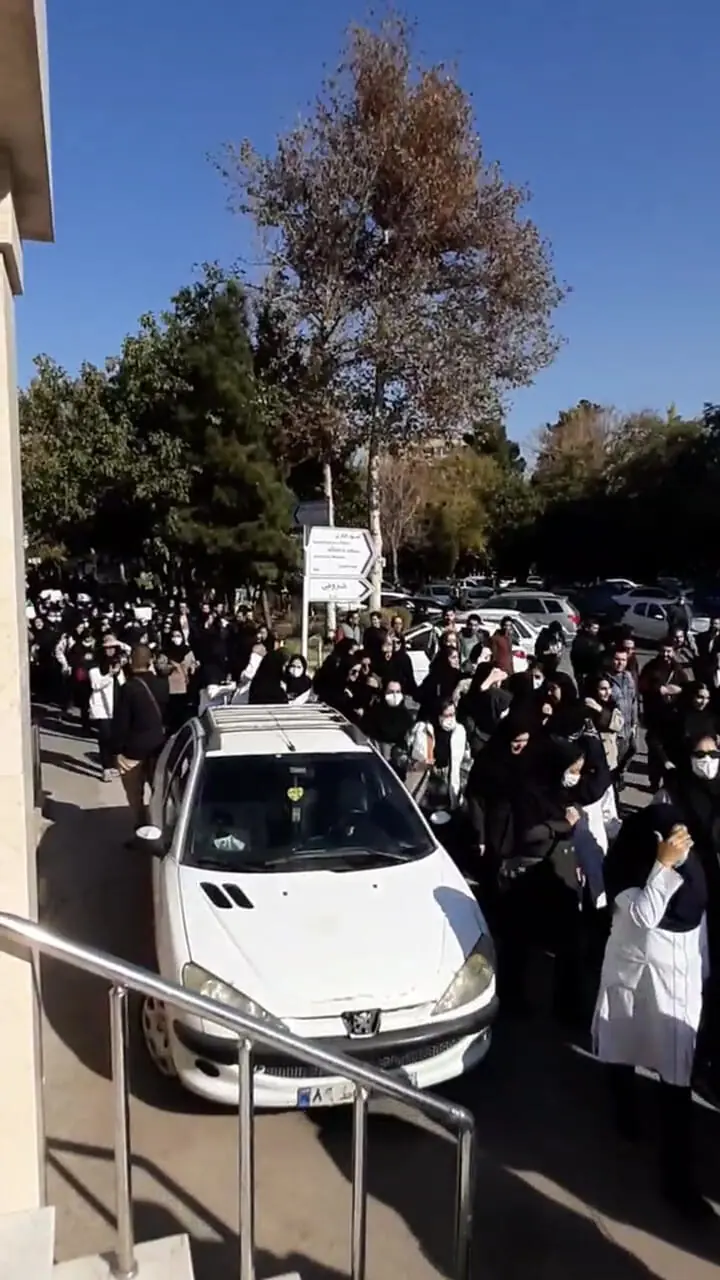 راهپیمایی پرستاران و کادر درمان مشهد در اعتراض به معوقات و تبعیض‌های مزدی