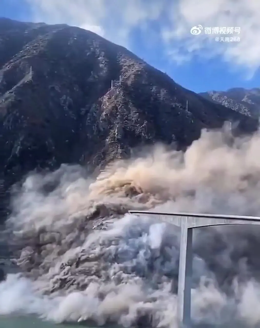 فیلم / فروریختن پل تازه ساز در سیچوان چین