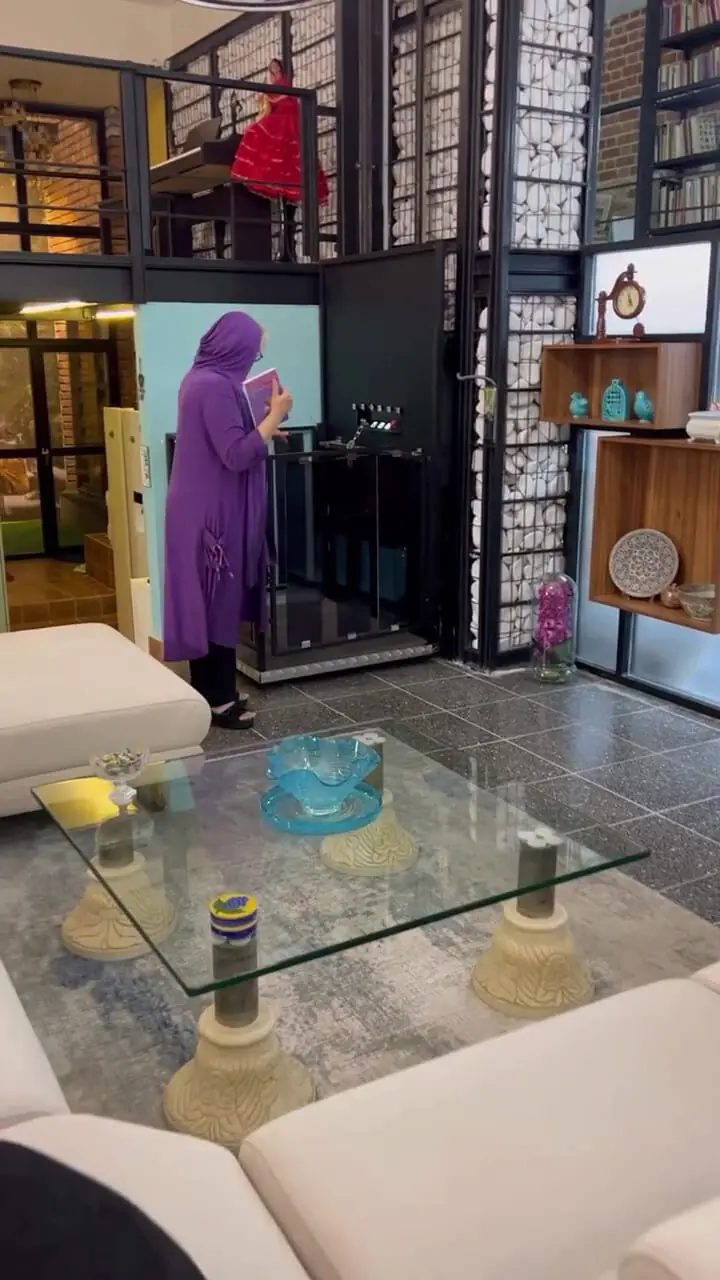 فیلم معماری خلاقانه / نگاهی به معماری و چیدمان  بی‌نظیر قصر افسانه چهره آزاد /  از آسانسور شیشه‌ای داخل پذیرایی تا شیک ترین دکور بندی و اثاثیه اعیانی ...