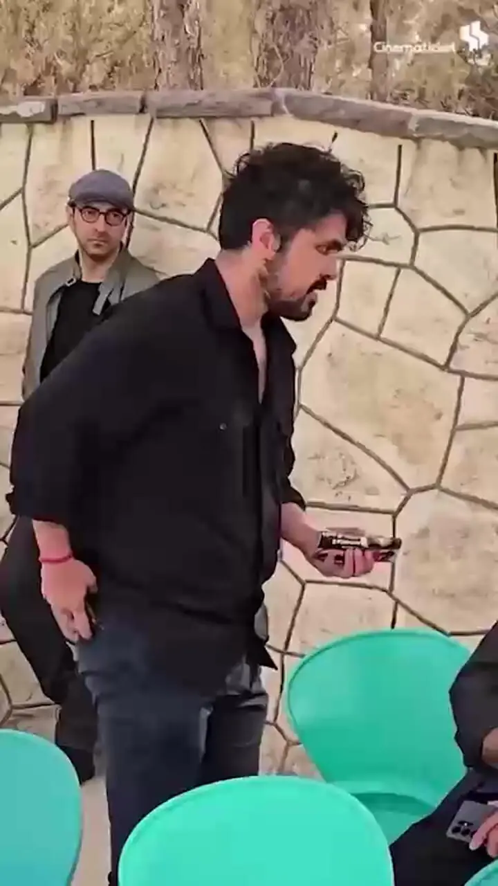 فیلم / نگاهی به حضور پررنگ بازیگران زن و مرد در مراسم تشییع همایون ارشادی/ از  السا فیروزآذر تا حسن پورشیرازی و همسرش مهناز افضلی از لیلا بلوکات تا مائده طهماسبی و همسرش از تهمینه میلانی، مصطفی زمانی و...