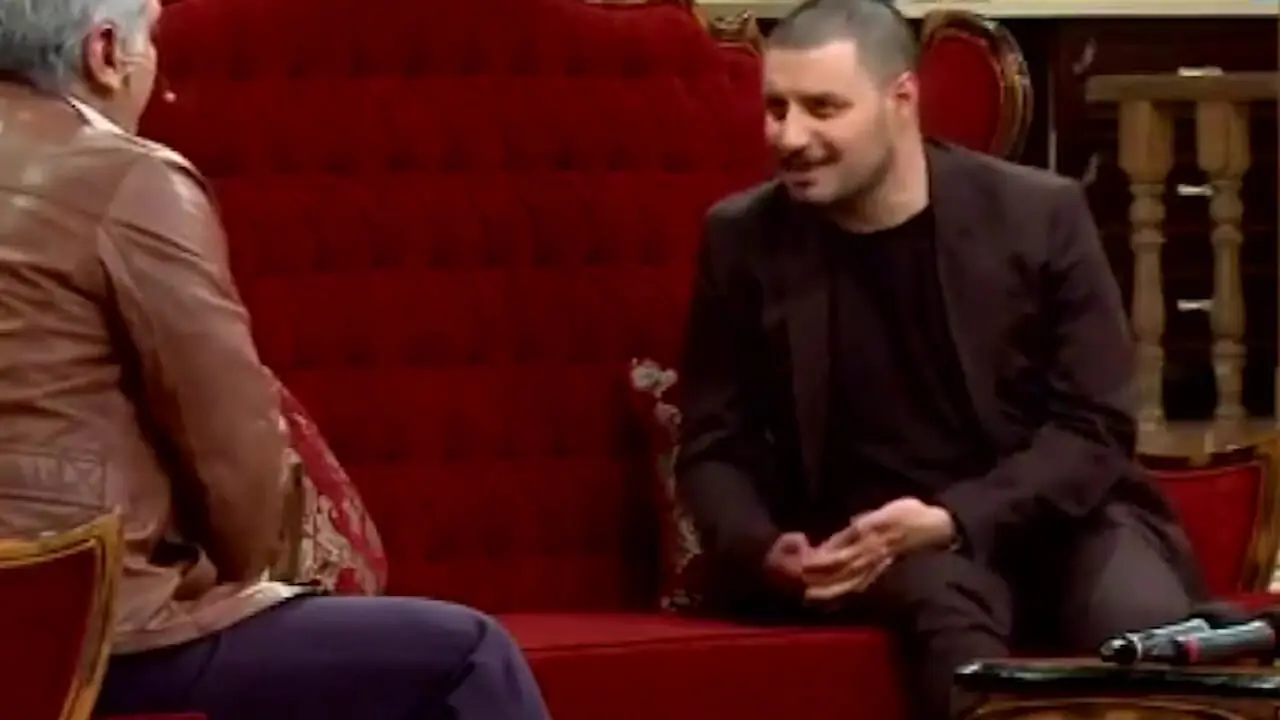 فیلم / جواد عزتی: یکبار با دمپایی و پیژامه رفتم بابام رو رسوندم یه پیرزنی گفت جوون منم تا سر خیابون ببر بعد شبش تو یکی از دههای قزوین داشتم ...