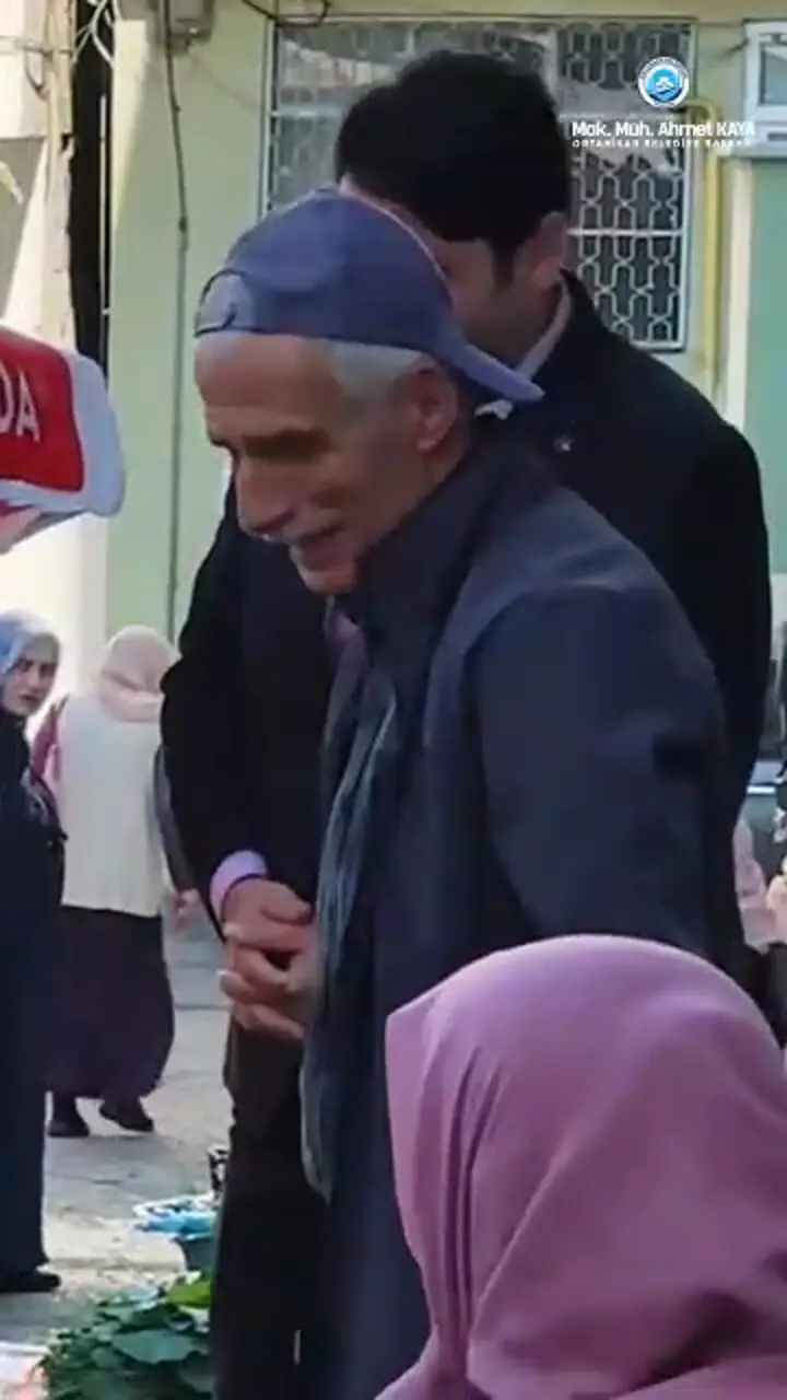 اقدام انسانی شهردار استانبول / هدیه ویژه «صندلی» به زنان و مردان دست‌فروش ؛ پیامی برای کرامت مردم