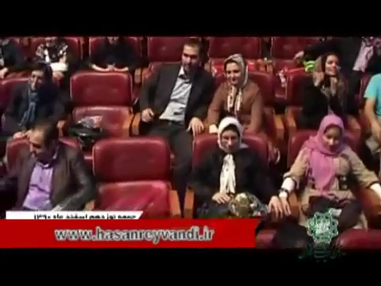 فیلم غش خنده / حسن ریوندی در شهری بدون حضور تماشاگر، برنامه تقلید صدای دختر تاجیکی را اجرا کرد 