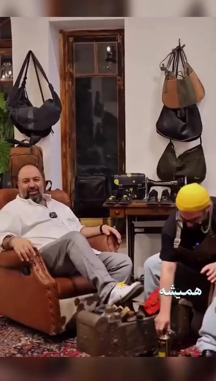 فیلم/تعریف و تمجید علی اوجی از باجناق کفاشش هنگام کفش خریدن؛ 8 ساله با هم دوستیم ولی یک ساله که با هم باجیم!