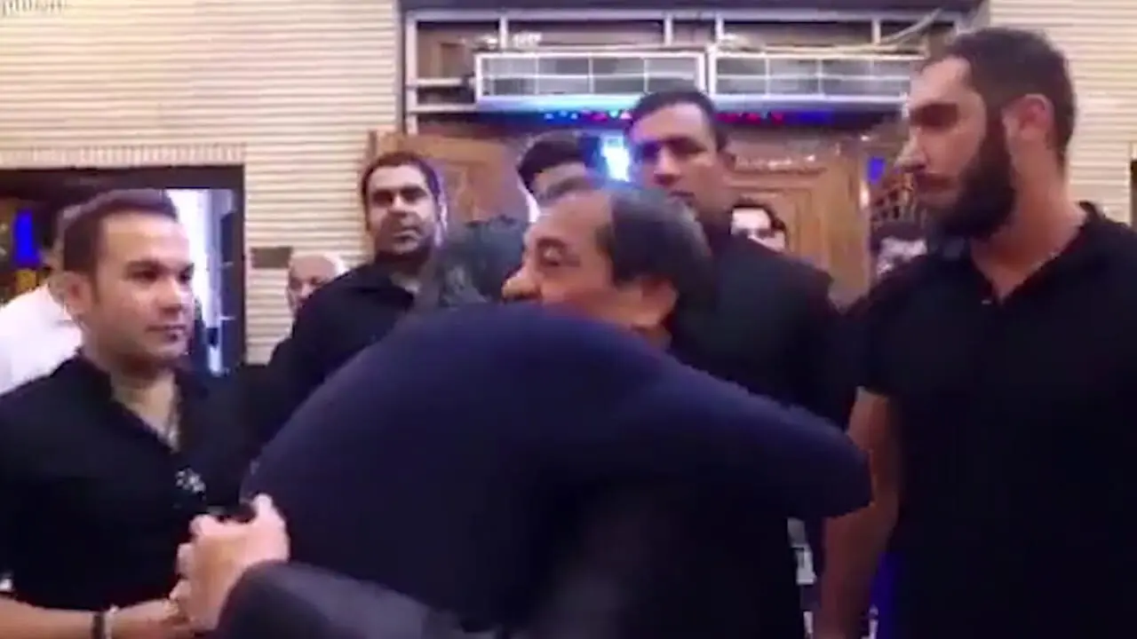 فیلم / نگاهی به مراسم ختم مادر پژمان جمشیدی در ایران  / حضور لاله اسکندری،پیمان قاسم‌خانی، مستانه مهاجر و ... و چهره تکیده و شکسته بازیگر همیشه خندان ....