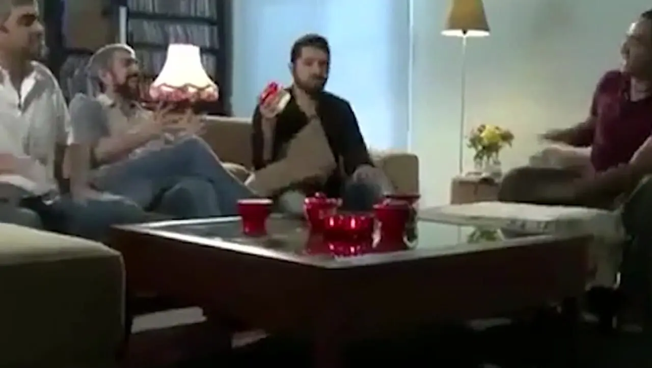 فیلم / نگاهی به چیدمان لوکس و عهد عتیقه خانه رامبد جوان با سلیقه نگار جواهریان /  از پذیرایی کم نور با مبلمانی قدیمی و طرحی عتیقه تا آشپزخانه‌ای بزرگ با یخچال ساید بای‌ ساید و جزیره‌ی خوش‌رنگ ...