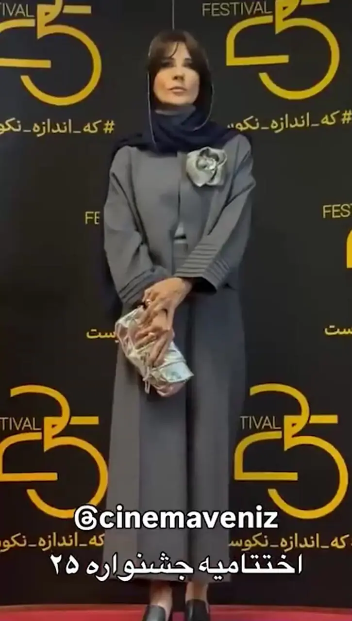 فیلم / درخشش دیشب سارا بهرامی در انتخاب جسورانه استایلش در اختتامیه جشنواره 25 /  استایل مونوکروم خاکستری، ترکیبی از سادگی و شیکی