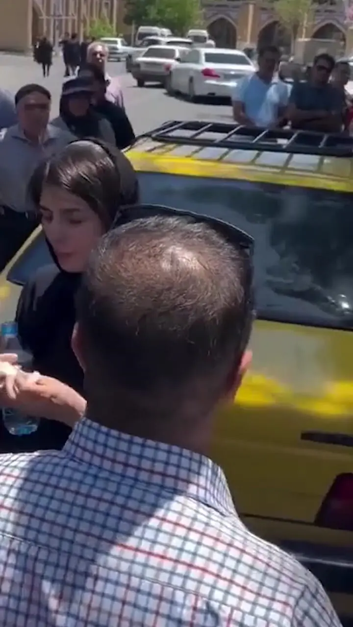 فیلم / نگاهی به  مراسم ختم باشکوه مادر لیلا حاتمی با حضور بازیگران / از  شبنم مقدمی و  هانیه توسلی تا علی مصفا و علی شادمان و... رفتار متفاوت حامد بهداد با مردم ...