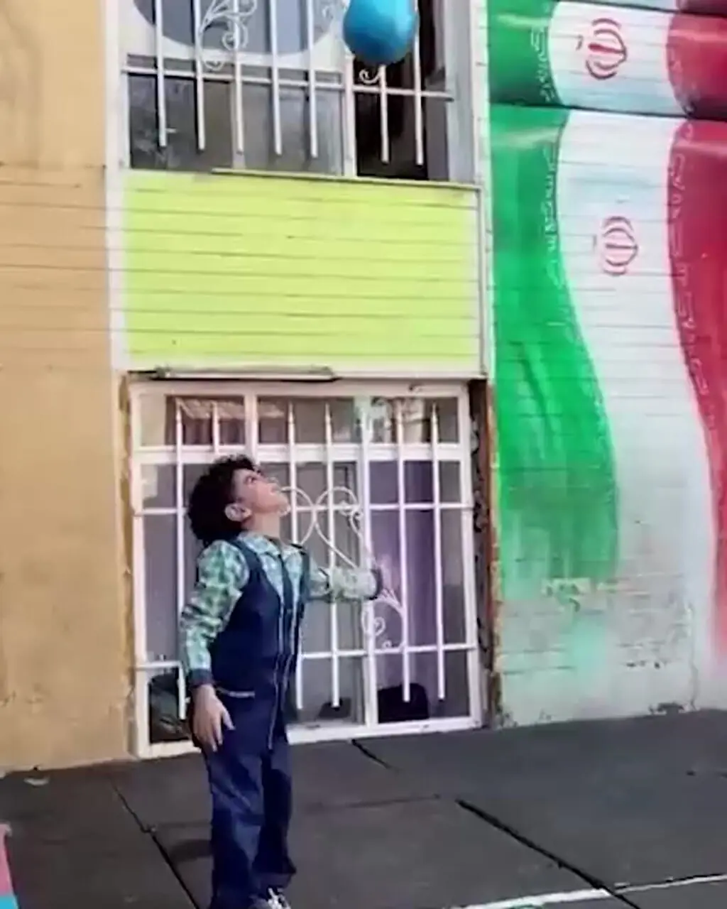 فیلم/ نگاهی به جشن آب پرطمطراق مهدیار کلایی، پسر محسن تنابنده، بازیگر سریال پایتخت در مدرسه ابتدایی/ چیدمان میز با کیک فوندانتی و ریسه های قطرات آب با تم آبی