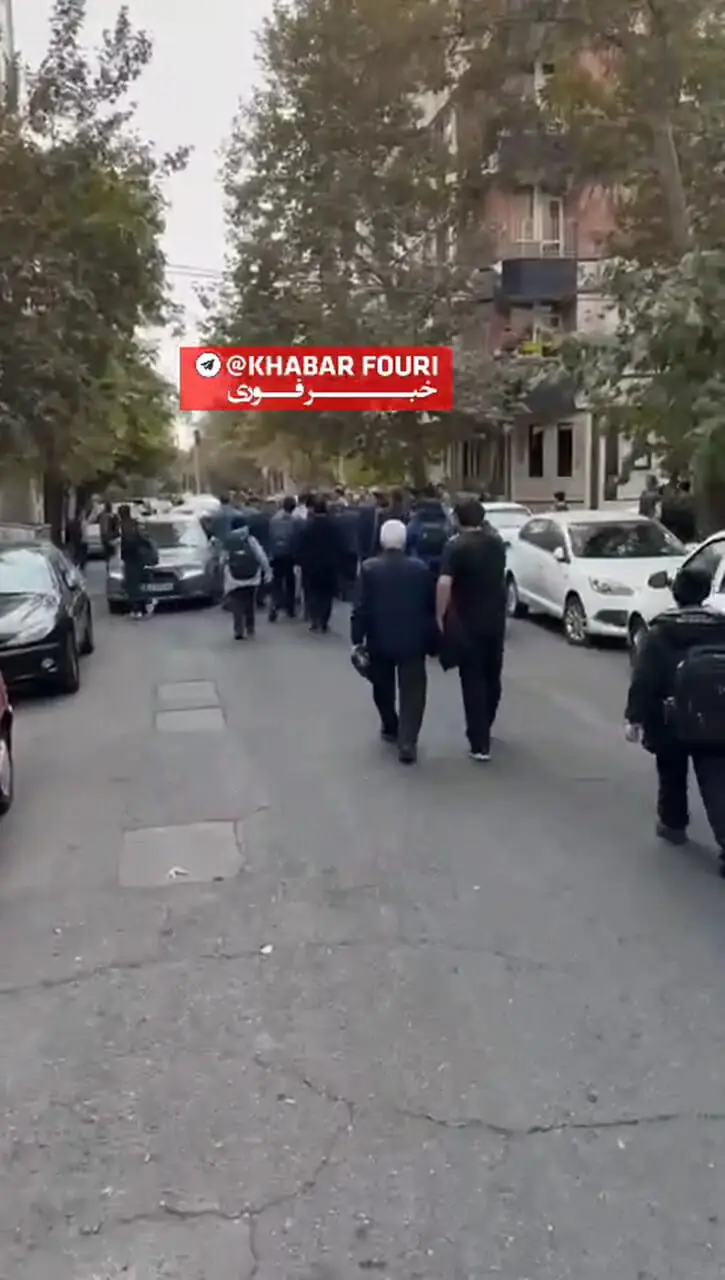 فیلم / رفتار عجیب محمود احمدی‌نژاد در مراسم ختم خواهرش/ آخه امضای یادگاری و عکس سلفی در اوج عزاداری ...