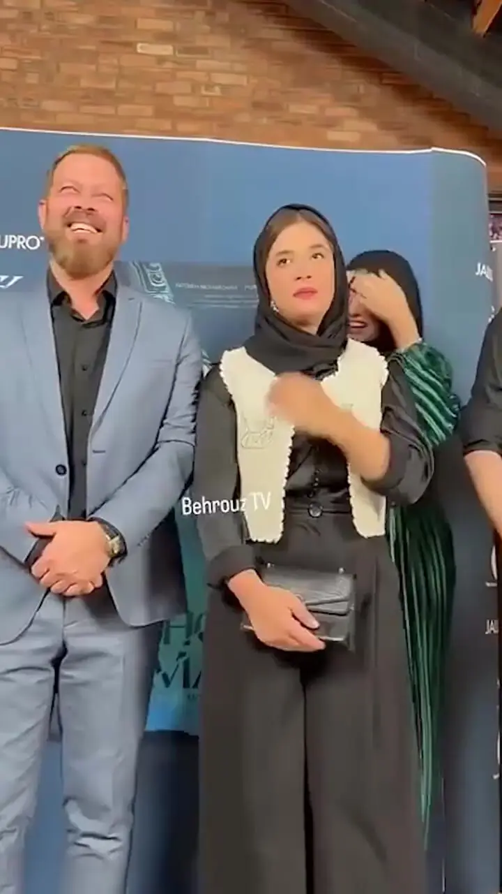 فیلم غیرتی شدن پژمان بازغی برای دخترش نفس و هلیا امامی که با واکنش حضار مواجه شد/ ببینید پژمان خان برای اینکه این 2 تا حجابشون رو درست کنند چیکار کرد!