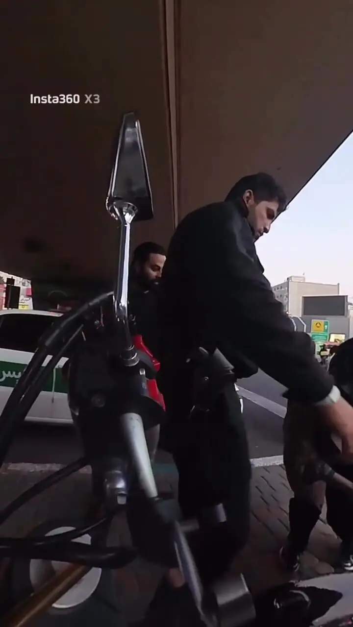 فیلم تحسین برانگیز از ماموران پلیس در کمک به زوجی که به آنها پناه برده بودند / به احترام فرشته های سبز پوش  باید ایستاد