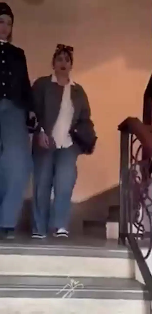 فیلم / نگاهی به تیپ و استایل پاییزی خانم بازیگران در نمایش «باران اسیدی»/ از چرم پوشی مونا کرمی ،تک پوشی  فاطیما بهارمست تا بامزه پوشی مهسا طهماسبی ...