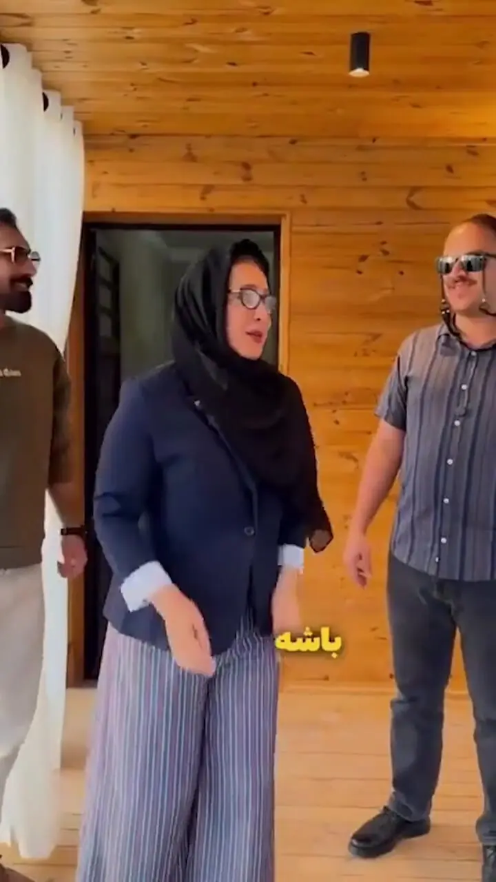 فیلم / نگاهی به دکوراسیون آلاچیق چوبی و دلبرانه روف گاردن خانه فاطمه گودرزی /  از نورپردازی به سبک کافی‌شاپ‌ها تا پرده‌هایی به سبک خانه‌های سوئیسی ...