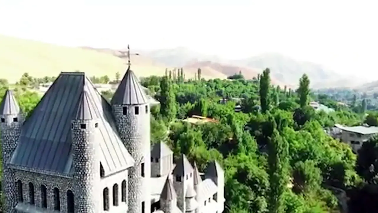 سفری کوتاه به اروپایی ترین روستا ایران در فاصله بین تهران و کرج با عجیب‌ترین سازه‌های قرون وسطی اروپایی / اینجا ایرانه یا قلعه هری پاتر؟