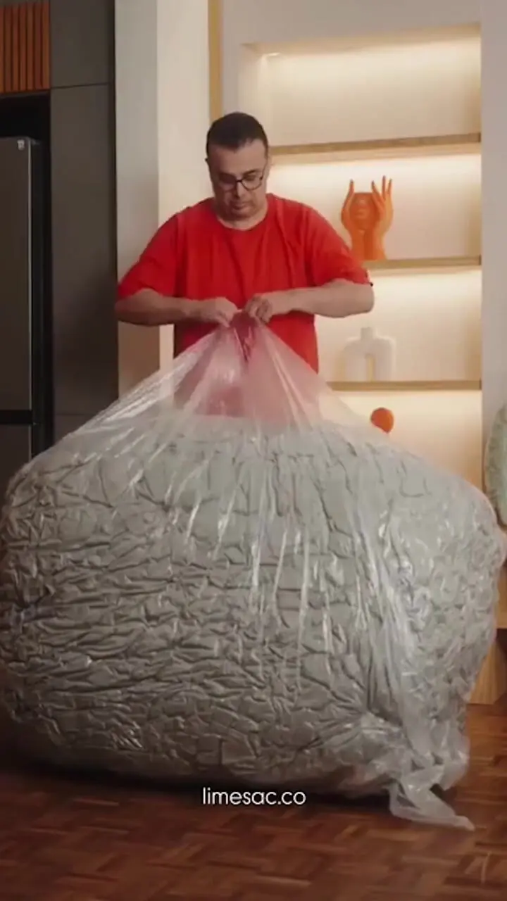 فیلم / نگاهی به چیدمان مینیمال خانه تازه عروس سینما مونا کرمی بعد از زایمان / از مبل ریلکسی بین بگ، تا شلف دیواری با نور مخفی و دکوراسیونی به سلیقه سپند امیر سلیمانی