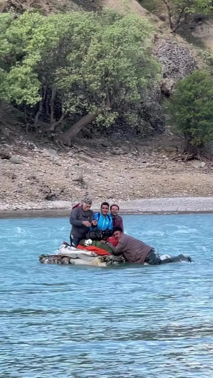 فیلم عبور عشایر بختیاری از رودخانه به روشی که قدمتی چند صد ساله دارد