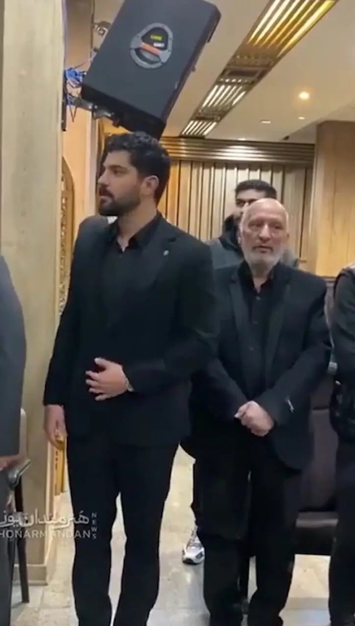 فیلم / غم بزرگ و ماتم بر دل و چهره سینا مهراد و ساعد سهیلی در مراسم ختم مادربزرگ  / حضور بازیگران از  فرزاد جمشیدی، علی اوجی، بهاره افشاری و..